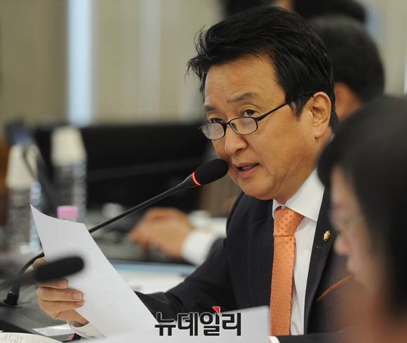 ▲ 김영환(새정치민주연합) 의원은 대형 생보사와 손보사에서 자회사 손해사정업체에게 100%까지 일감을 몰아주고 있어 보험업법 시행령을 통해 규제해야 한다고 지적했다. ⓒ뉴데일리