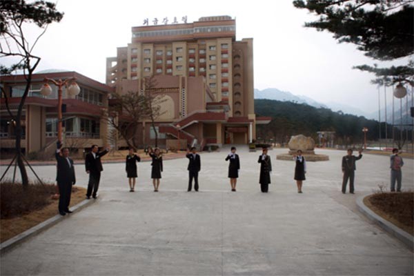 ▲ 관광객들에게 인사하는 북한 금강산 호텔 접객원들. ⓒ한국관광공사 홈페이지 캡쳐