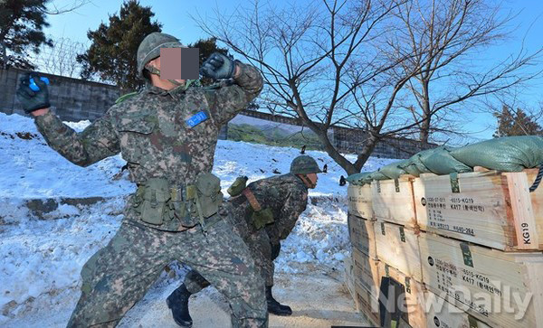 ▲ 연습용 수류탄으로 투척 훈련을 하고 있는 장병 모습.(자료사진) ⓒ뉴데일리 정상윤 기자