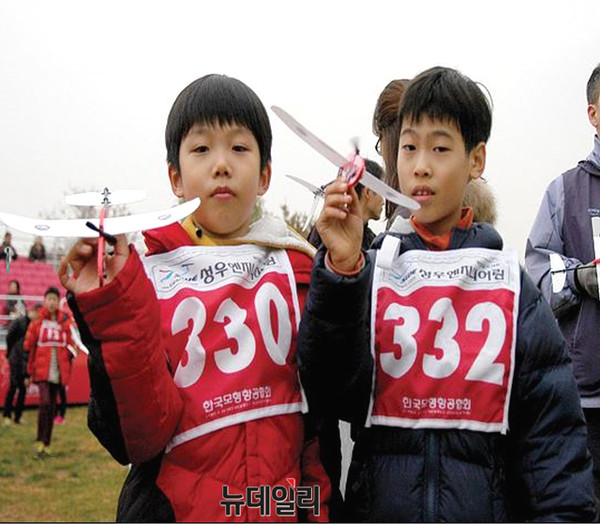 ▲ 실내무선헬기 대회에 참가자 모습. ⓒ공군