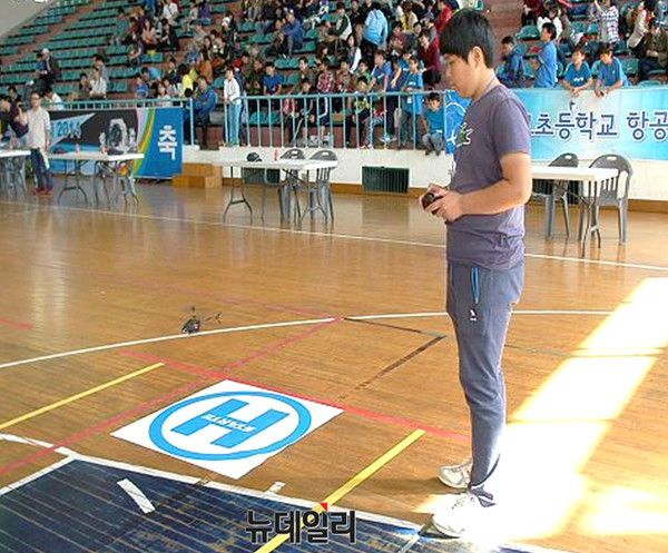 ▲ 실내무선헬기 대회에 참가자 모습. ⓒ공군