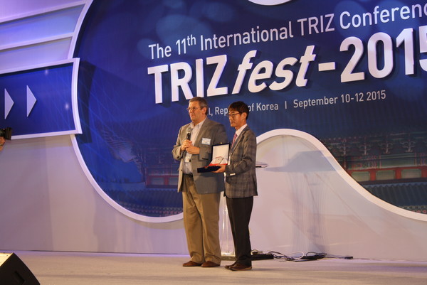 ▲ 남동발전이 제11회 국제 트리즈협회 컨퍼런스에서 공기업 최초로 특별 공로상을 수상하고 있다 ⓒ뉴데일리