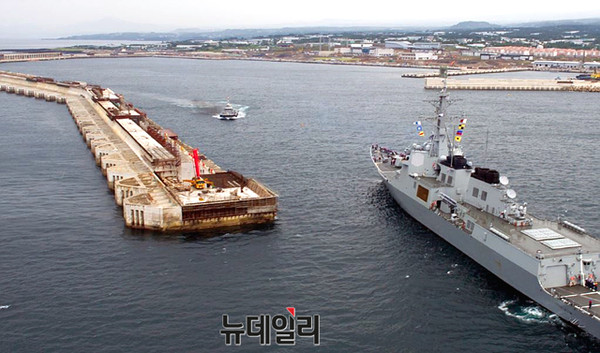 ▲ 16일 오전 제주해군기에 입항하는 해군 세종대왕함.ⓒ해군
