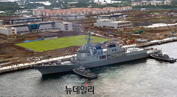 ▲ 16일 오전 제주해군기에 입항하는 해군 세종대왕함.ⓒ해군