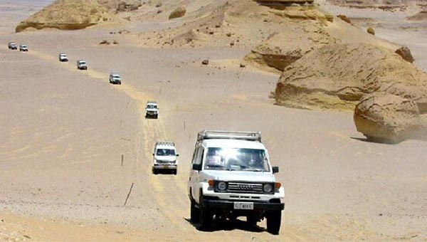 ▲ 이집트 사막여행을 하는 관광객들의 SUV. 이번에 이집트 군경 합동팀의 공격을 받은 멕시코 관광객들도 이런 관광을 하던 중이었다. ⓒ호주 뉴스닷컴 보도화면 캡쳐