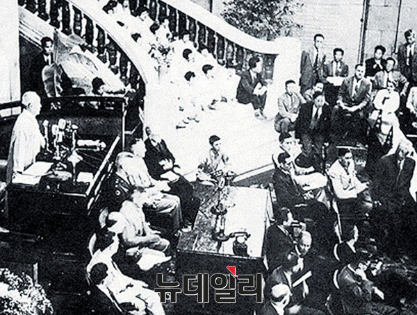▲ 1948년 5월 31일 제헌국회는 당시 이윤영 의원(목사)의 대표 기도로 시작했다. ⓒ뉴데일리 사진DB