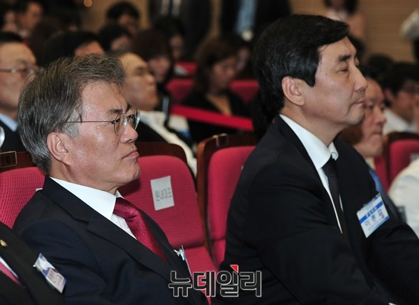 ▲ 새정치민주연합 문재인 대표가 16일 오후 소집된 중앙위원회의에 참석해 엷은 미소를 띈 채 회의 진행을 주시하고 있다. ⓒ뉴데일리 이종현 기자