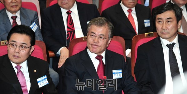 ▲ 새정치민주연합 조경태 의원이 회의의 의사 진행에 대해 이의를 제기하자, 문재인 대표가 돌연 씁쓸한 표정을 지으며 이를 바라보고 있다. ⓒ뉴데일리 이종현 기자