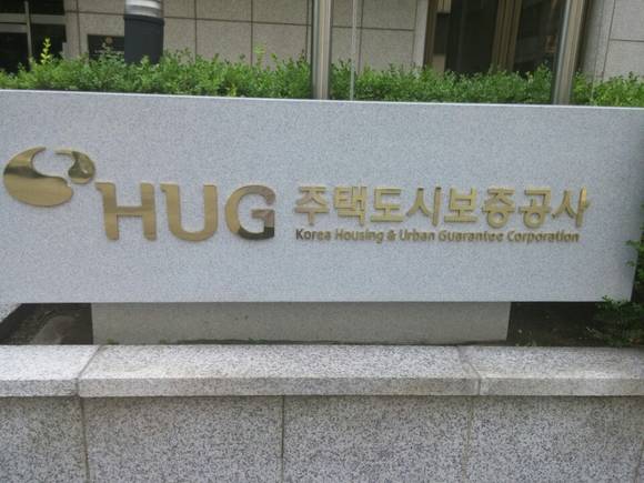 ▲ 주택도시보증공사(HUG)가 서민 주거 안정을 외면하고 있다는 비판이 거세다. 사진은 서울 여의도에 있는 HUG 표식.ⓒ뉴데일리경제