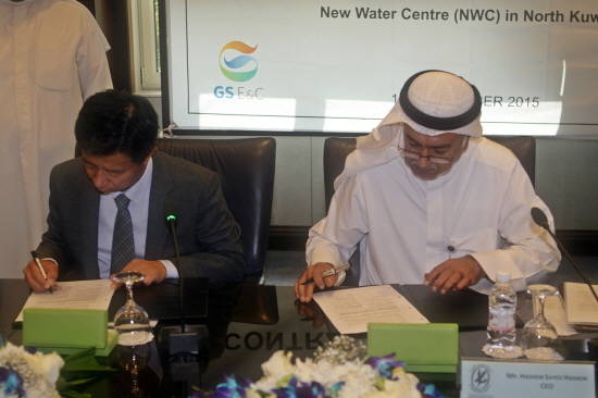 ▲ 지난 15일 쿠웨이트시티에 위치한 쿠웨이트 석유회사(KOC, Kuwait Oil Company)에서 열린 NWC(New Water Center) 프로젝트 계약식에서 하셈 사예드 하셈(Mr. Hashem Sayed Hashem) KOC CEO(오른쪽) 및 임병용 GS 건설 CEO(왼쪽)가 계약서에 서명하고 있다. ⓒGS건설