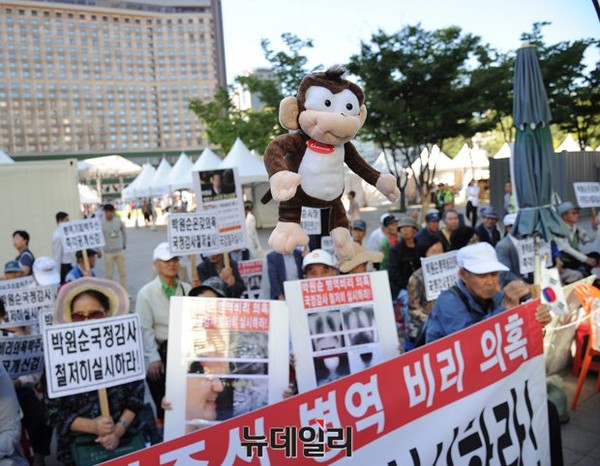 ▲ 17일, 어버이연합 등 애국단체 회원들이 국회 안전행정위원회의 서울시에 대한 국정감사가 열린 서울시청 앞에서 기자회견을 열고, 박원순 서울시장 아들의 공개 신검을 촉구했다. ⓒ뉴데일리 정재훈 사진기자