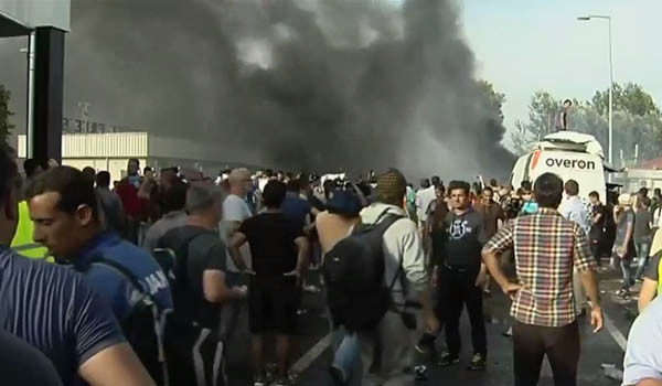 ▲ 지난 16일(현지시간) 헝가리와 세르비아 국경에 있는 뢰츠케 국경검문소에서 난민들이 경찰을 공격하는 등 폭동을 일으켰다. 당시 상황을 촬영한 유튜브 영상 캡쳐. ⓒ유튜브 관련영상 캡쳐