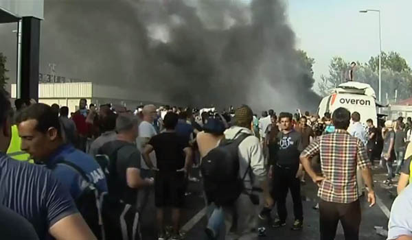 ▲ 지난 16일(현지시간) 헝가리와 세르비아 국경에 있는 뢰츠케 국경검문소에서 난민들이 경찰을 공격하는 등 폭동을 일으켰다. 당시 상황을 촬영한 유튜브 영상 캡쳐. ⓒ유튜브 관련영상 캡쳐