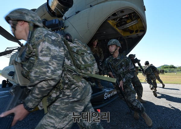 ▲ 한미 해병대가 17일 김포에서 실시된 KMEP 훈련중 하나인 미해병대 헬기를 이용한 공동 작전을 펼치고 있는 모습.ⓒ뉴데일리 정상윤 사진기자