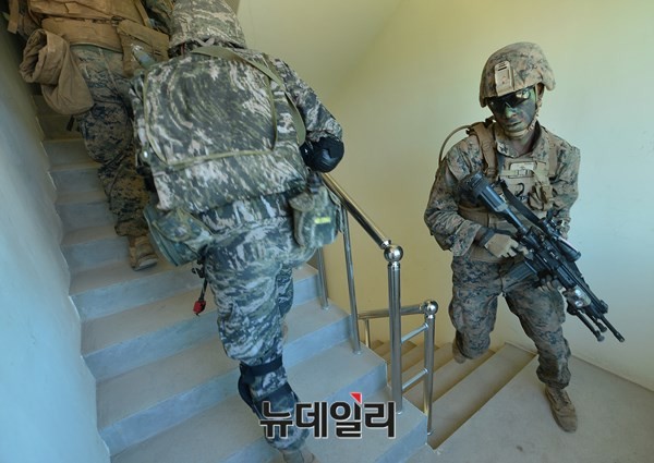 ▲ 한미 해병대가 17일 김포에서 실시된 KMEP 훈련을 하고 있는 모습.ⓒ뉴데일리 정상윤 사진기자
