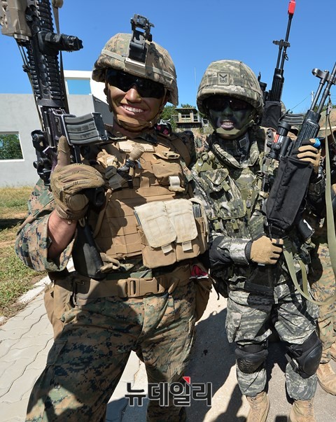 ▲ 한미 해병대가 17일 김포에서 실시된 KMEP 훈련을 마치고 기념촬영을 하고 있다.ⓒ뉴데일리 정상윤 사진기자