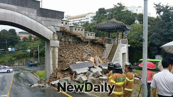 ▲ 17일 낮 12시 56분경 붕괴된 부산 동래구 명장동 동래읍성 인생문옆 성벽ⓒ부산소방안전본부