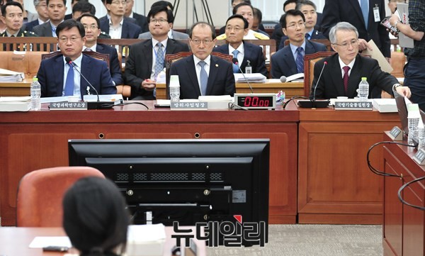 ▲ 17일 국회 국방위에서 열린 방위사업청 감사가 열린 가운데 장명진 방위사업청장(가운데)이 의원 질의에 집중하고 있다. ⓒ뉴데일리 이종현 사진기자