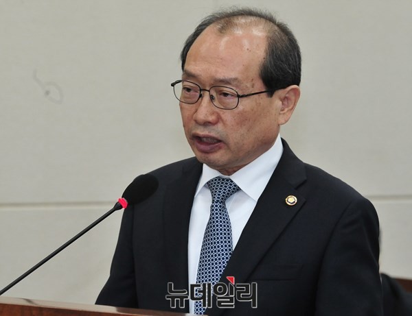 ▲ 17일 국회 국방위에서 열린 방위사업청 감사가 열린 가운데 장명진 방위사업청장(가운데)이 업무보고를 하고있다. ⓒ뉴데일리 이종현 사진기자