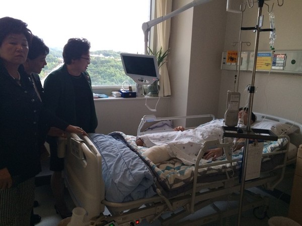 ▲ 16일, 한국자유총연맹 전국여성협의회(회장 최선남)가 분당 서울대병원을 찾아 비무장지대(DMZ) '목함 지뢰 도발 사건'으로 중상을 당해 입원 치료 중인 하재헌(21) 하사에게 위로금 200만원을 전달했다. ⓒ뉴데일리