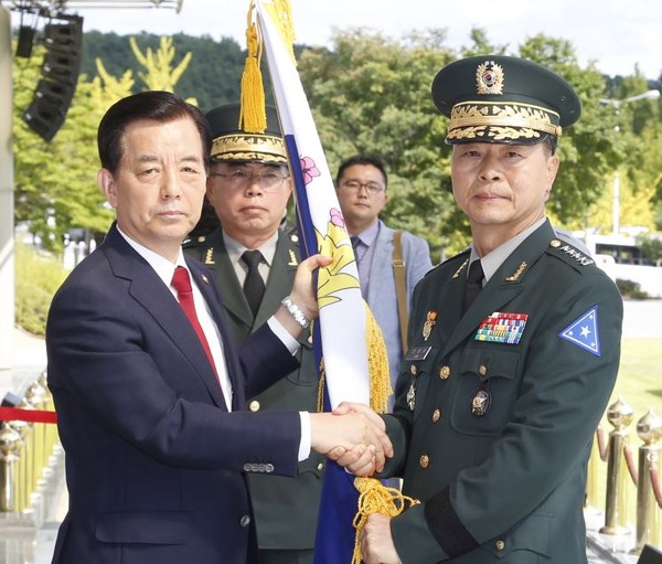 ▲ 17일 열린 육군 참모총장 이·취임식에서 한민구 국방부 장관과 장준규 육군참모총장 모습.ⓒ육군