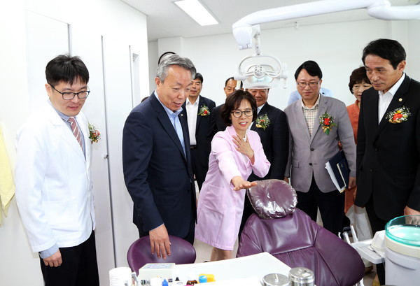 ▲ 윤상기 하동군수가 옥종면 양구리에 신축한 보건지소를 둘러보고 있다ⓒ하동군