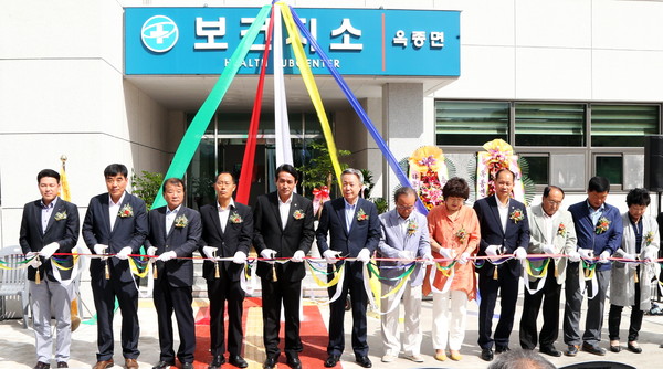 ▲ 윤상기 하동군수와 관계자들이 옥종면보건지소 개소식에서 테이프 커팅을 하고 있다ⓒ하동군