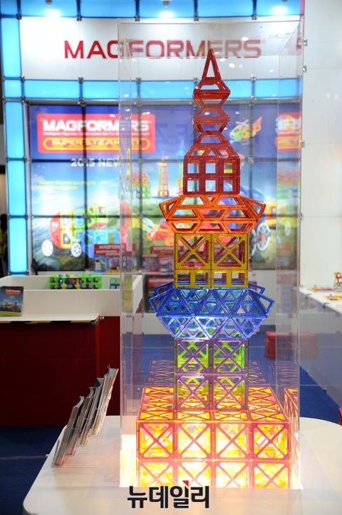 ▲ 한국짐보리가 17일 일산 킨텍스에서 진행되는 ‘제4회 교육기부 행복박람회’에서 신제품 '맥포머스 슈퍼 스팀'으로 만든 제품을 선보이고 있다. ⓒ뉴데일리 정재훈 기자