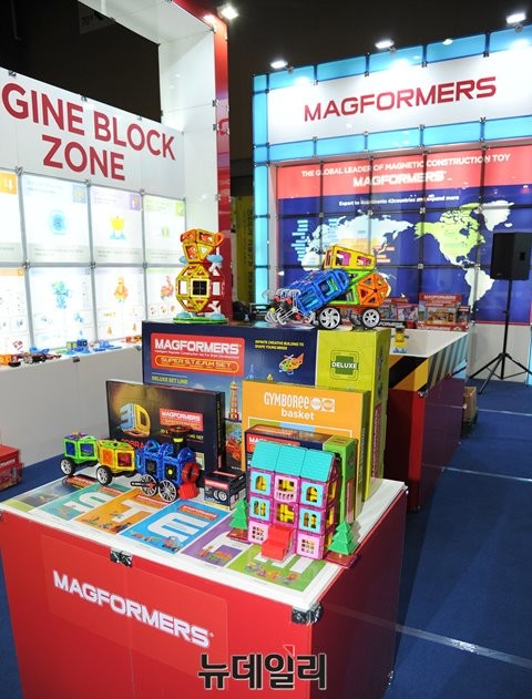 ▲ 한국짐보리가 17일 일산 킨텍스에서 진행되는 ‘제4회 교육기부 행복박람회’에서 신제품 '맥포머스 슈퍼 스팀'으로 만든 제품을 선보이고 있다. ⓒ뉴데일리 정재훈 기자