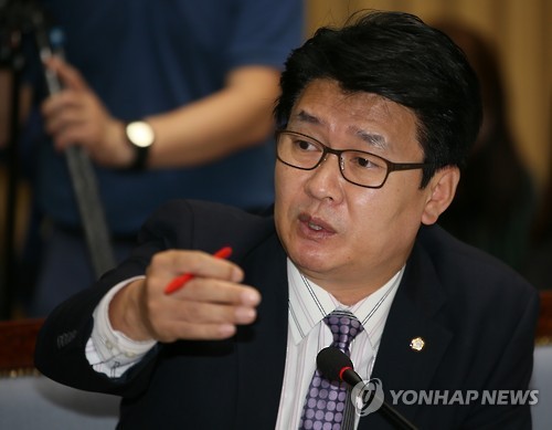 ▲ ▲새누리당 정용기 의원이 17일 서울시청에서 진행된 국회 안전행정위원회 서울시 국정감사에서 질의하고 있다. ⓒ 연합뉴스