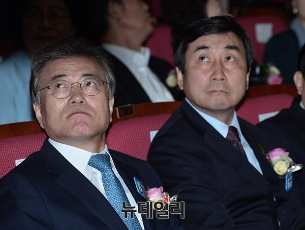 ▲ 새정치민주연합 문재인 대표와 이종걸 원내대표가 18일 의원회관 대회의실에서 열린 창당 60년 기념식에 나란히 참석했다. 두 사람은 지난 7월 2일 세 가지 합의사항을 만들었지만, 문재인 대표는 이를 지키지 않고 있다는 지적을 받고 있다. ⓒ뉴데일리 정상윤 기자