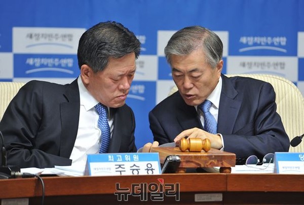 ▲ 새정치민주연합 문재인 대표와 주승용 최고위원이 대화를 나누고 있다. 두 사람은 지난달 23일 세 가지 합의사항을 만들었지만, 문재인 대표는 이 역시도 전혀 지키지 않고 있다는 비판을 받고 있다. ⓒ뉴데일리 이종현 기자