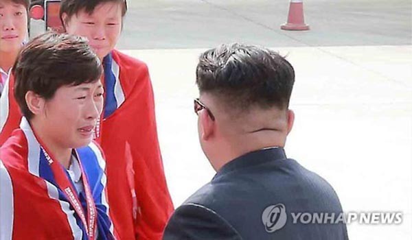 ▲ 뒤통수에도 입이 달린 김정은? 얼마나 살이 찌면 저렇게 될 수 있을까. ⓒ연합뉴스. 무단전재 및 재배포 금지.