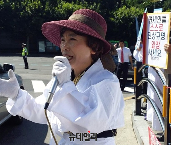 ▲ 주옥순 엄마부대봉사단 대표가 서울 신촌 연세대 세브란스병원 앞에서 집회를 열고 있다. ⓒ 뉴데일리DB