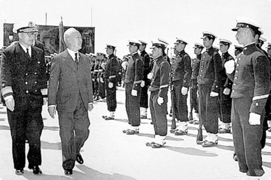 ▲ 이승만 대통령이 1951년 6월25일, 초대 해군참모총장인 손원일 제독과 함께 해군사관학교 생도들의 사열을 받고 있는 모습. ⓒ 국가기록원