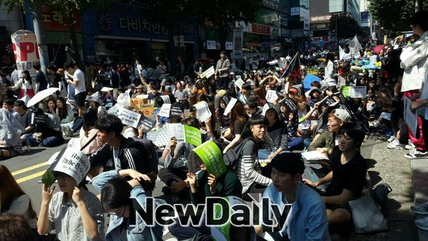 ▲ 교대련 산하 경상권 교육대 재학생 2300여명이 18일 낮 12시부터 부산 남포동에서 부산역까지 ‘교육 재정 효율화 방안’을 반대하는 행진을 벌이고 있다ⓒ뉴데일리