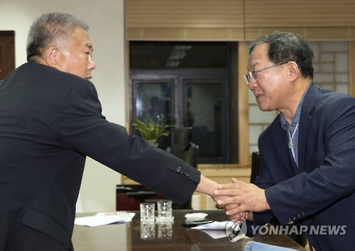 ▲ 노사정이 지난 13일 노동시장 개혁을 위한 대타협에 합의했다. 김동만 한국노총 위원장(왼쪽)과 박병원 한국경영자총협회 회장. ⓒ연합뉴스