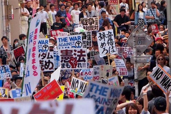 ▲ 일본에서는 아베 신조 정권이 '안보법안'을 참의원에 제출할 때부터 반대시위가 열리기 시작했다. 처음에는 미지근했던 일반 시민들의 반응은 갈수록 뜨거워지고 있다. 사진은 일본 트위터에 공유되고 있는 시위대 모습. ⓒ일본 트위터리안 'Tori An' 트위터 캡쳐