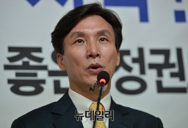 ▲ 민주당 김민석 새로운시작위 의장이 18일 마포 민주당사에서 기자회견을 갖고 있다. ⓒ뉴데일리 정상윤 기자