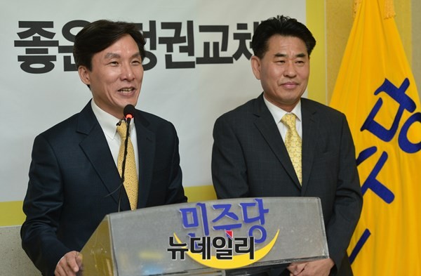 ▲ 민주당 강신성 대표(사진 오른쪽)가 18일 김민석 전 의원을 민주당의 새로운시작위 의장으로 추대하고 있다. 김민석 의장은 수락 연설에서 민주당의 야권재창조의 방향과 원칙에 대해 설명했다. ⓒ뉴데일리 정상윤 기자