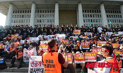 ▲ 지난 5월 전국공무원노동조합의 공무원 연금개혁 반대 시위