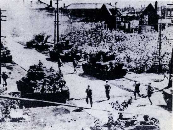 ▲ 서울 미아리를 넘어오는 북한 탱크와 인민군.