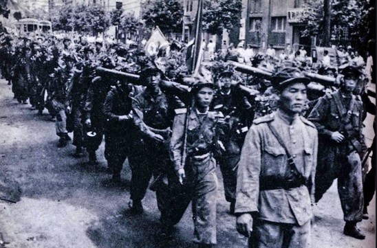 ▲ 서울 도심을 점령한 북한군이 행진하고 있다.
