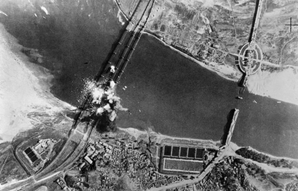 ▲ 한강 인도교 폭파후 철교도 폭파 되는 장면.