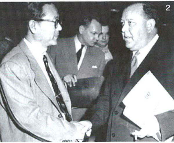 ▲ 장면 주미대사가 유엔의 한국참전 결의후 유엔 티그리브 유엔 사무총장과 악수하고 있다.