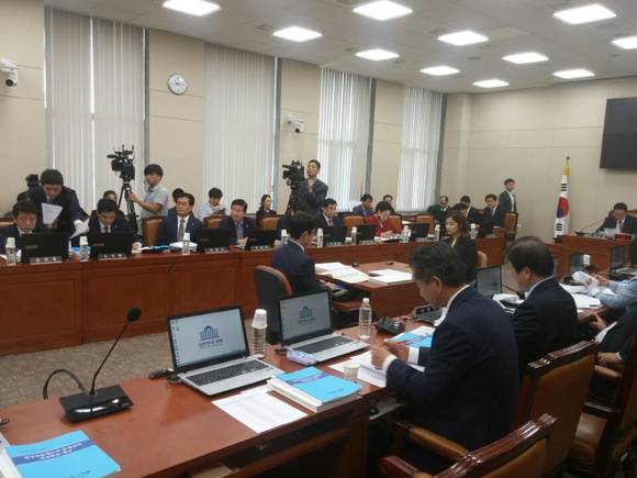▲ 국회 정무위원회 의원들이 18일 국민권익위원회 등을 대상으로 국정감사를 준비하고 있다. 이 자리에서 일부 의원들은 전날 국감에서 신동빈 롯데그룹 회장을 상대로 부적절한 발언을 했다는 언론의 질타에 해명했다.ⓒ뉴데일리경제