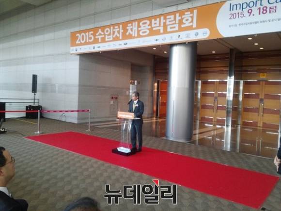 ▲ 정재희 한국수입자동차협회(KAIDA) 회장은 18일 서울 코엑스에서 개막식 환영사를 하고 있는 모습.ⓒ남두호 기자