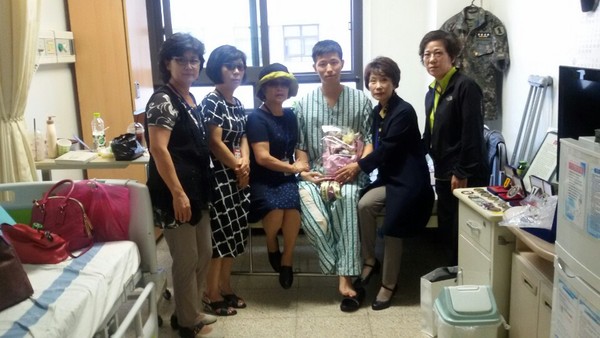 ▲ 지난 15일, 엄마부대봉사단 회원들이 성남 국군수도병원을 찾아 북한의 비무장지대(DMZ) 지뢰도발로 부상을 당한 김정원(23, 우측 하지 절단)하사를 위문하고 감사패를 전달했다. ⓒ 엄마부대봉사단 사진제공