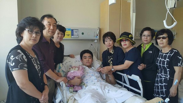 ▲ 지난 15일, 엄마부대봉사단 회원들이 분당 서울대병원을 찾아 북한의 비무장지대(DMZ) 지뢰 도발로 중상을 입은 하재헌(21) 하사를 위문하고 감사패를 전달했다. ⓒ 엄마부대봉사단 사진 제공