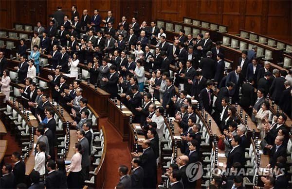 ▲ 19일 오전 2시 18분, 日참의원에서 '안보법안'이 통과된 뒤 기립박수를 치는 자민당 의원들. ⓒ연합뉴스. 무단전재 및 재배포 금지.